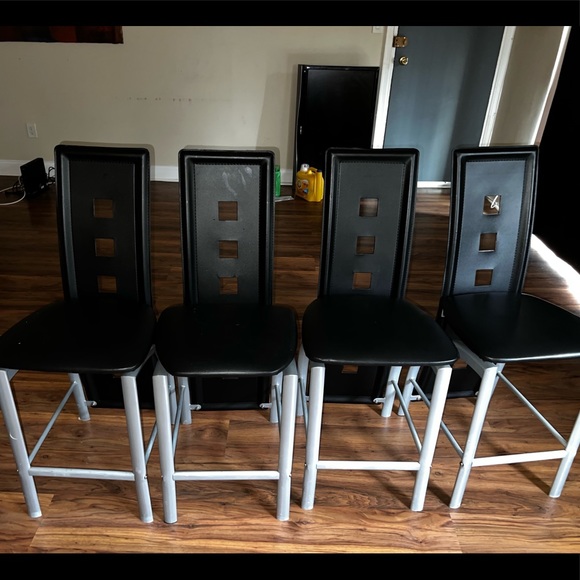 Ultra-modern styling is executed flawlessly in the
design of this Pub Table. - Picture 3 of 5